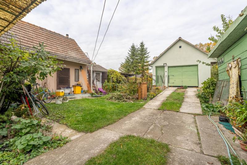 Nagyudvarnokban családi ház udvarai zöldterülettel és gazdasági épületekkel.