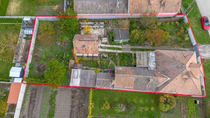 Családi ház és kert madártávlatból Nagydobronyban.