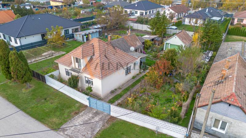 Családi ház Nagydobronyban rendezett kerttel és környező zöldterülettel.