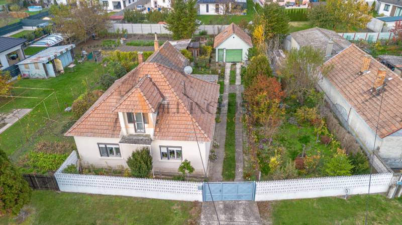 Családi ház Nagydobronyban előkerttel és bekötőúttal.