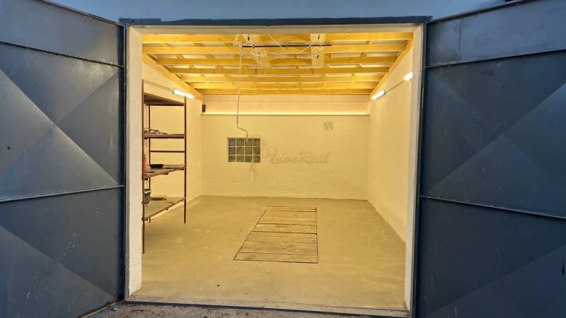 Nyitott garázs polccal az Agátová utcában, Pozsony-Dúbravkán.