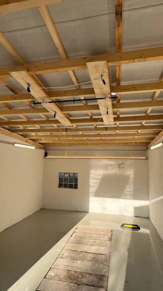 Fagerendás mennyezetű garázsok a pozsonyi Dúbravkán, az Agátová utcában.