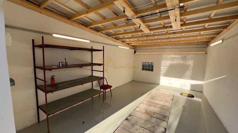 Garázs belső tér fa dekor padlóval és polccal a pozsonyi Agátová utcában.