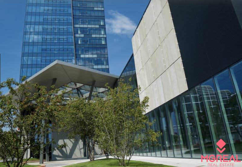 Üveghomlokzatú épület előtetővel és zöldterülettel a Mlynské nivy-n, Pozsony - Nivy, irodák.