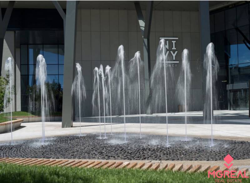 Szökőkút egy épület előtt Pozsonyban, a Nivy-n, a Mlynské nivy utcában, az irodák mellett.