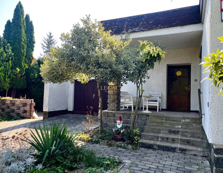 Családi ház külseje Ivanka pri Dunaji-ban terasszal, kerti törpével és fával.