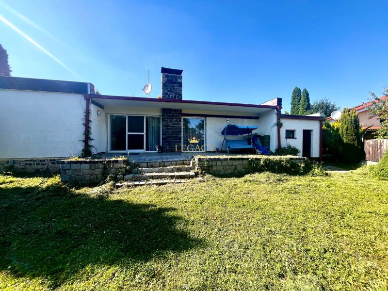 Családi ház Pozsonyivánkán kerttel és terasszal, kőburkolat a homlokzaton.