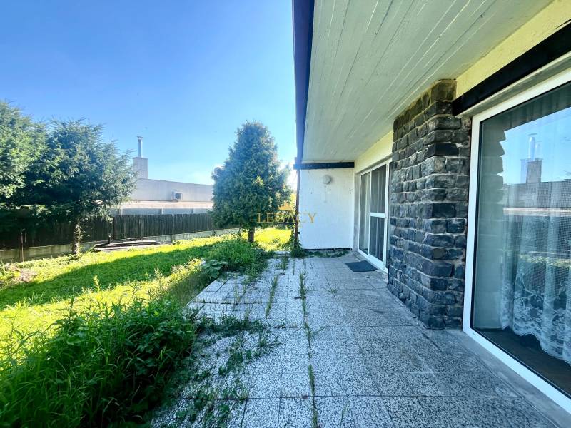 Családi ház Ivanka pri Dunaji-ban terasszal és zöldellő kerttel.