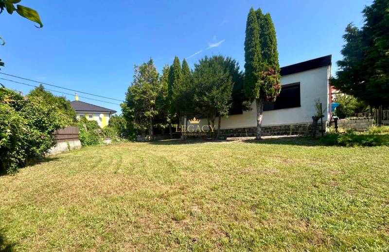 Kert a családi ház mellett az Ivanka pri Dunaji Trenčianska utcáján.