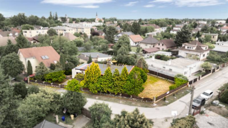 Családi ház a Trenčianska utcában, Ivanka pri Dunaji, zölddel és kerttel körülvéve.