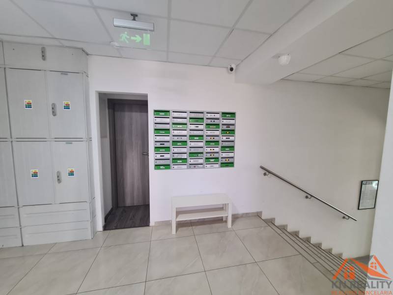 Bejárat a kétszobás lakásba postafiókokkal és lépcsőházzal.