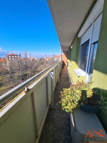 A komáromi 2 szobás lakás erkélye városra néző kilátással.