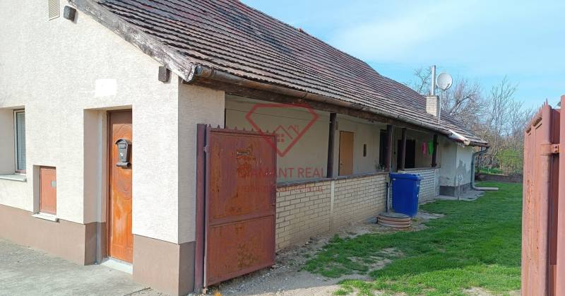 Családi ház Salibská utcában, Felsőszelibán, udvarral és fémkapuval.