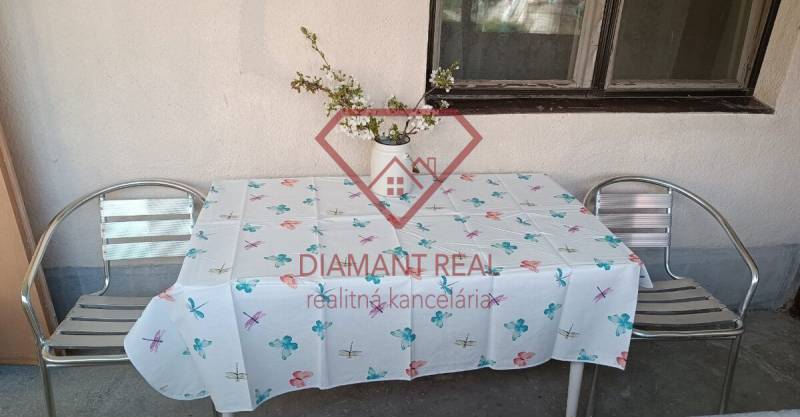 Családi ház külső része a Felsőszeli Salibská utcában fém bútorokkal.