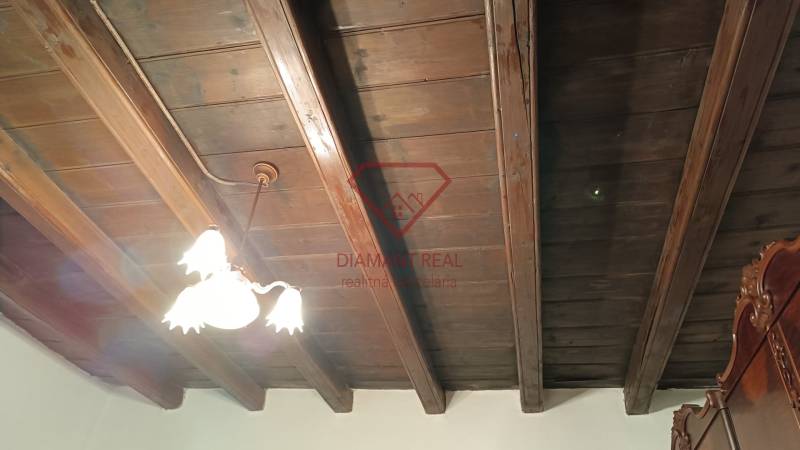 Fa mennyezet csillárral, Családi ház, Salibská, Felsőszeli.