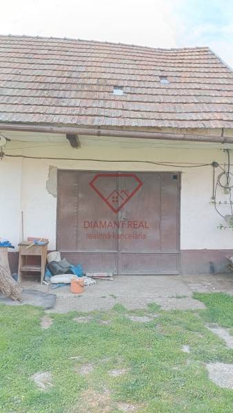 Kétszárnyú garázskapu a családi háznál a Felsőszeli Salibská utcában.