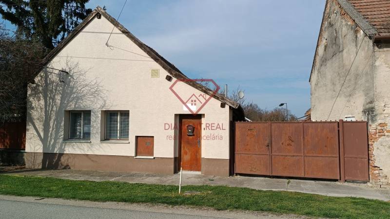 Családi ház a Felsőszeli Salibská utcában egyszerű homlokzattal és fémkapuval.