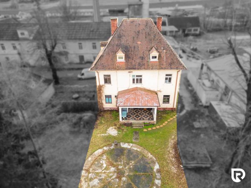 Családi ház a Bobot utcában, Boboton, hagyományos tetővel és kerttel.