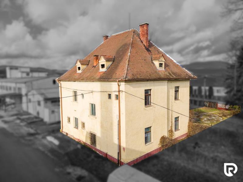 Családi ház Boboton, Bobot utcában, tetőtérrel és ferde tetővel.