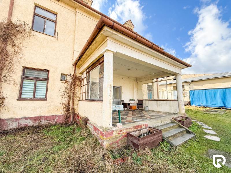 Családi ház Boboton, a Bobot utcában, terasszal, lépcsőkkel és kerttel.