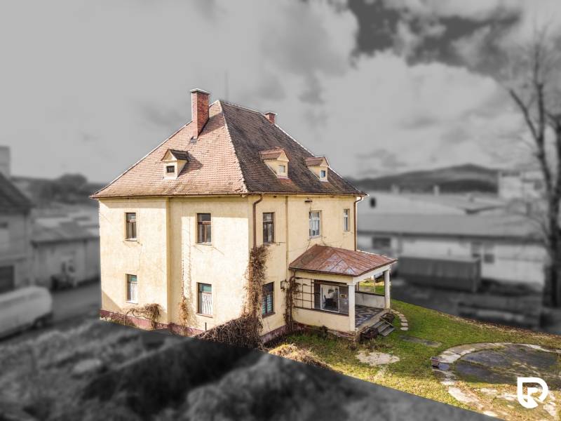 Családi ház Bobot utcában, Boboton, ferde tetővel és kerttel.