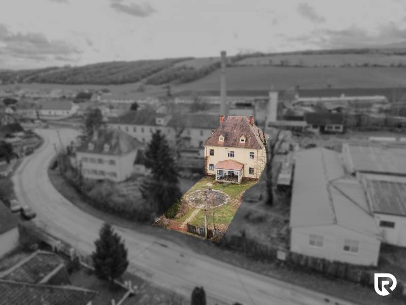 Boboti családi ház a Bobot utcában, láthatóan régebbi homlokzattal és két emelettel.