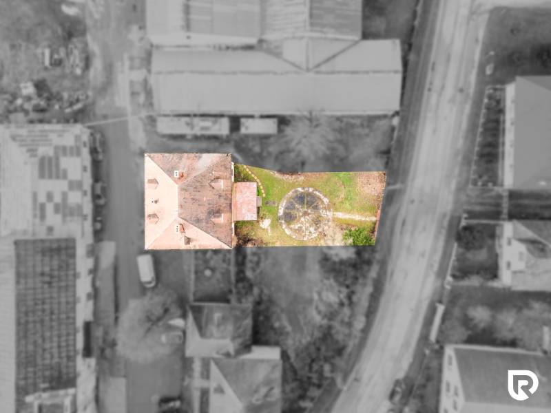 Családi ház légi felvétele Bobot községben udvarral és kerttel.