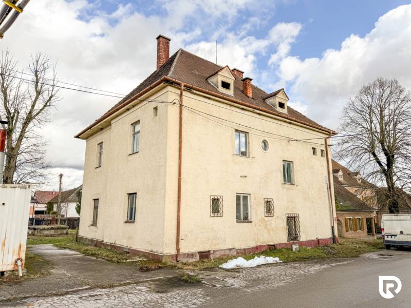 Családi ház Bobot városában, a Bobot utcában, ferde tetővel.