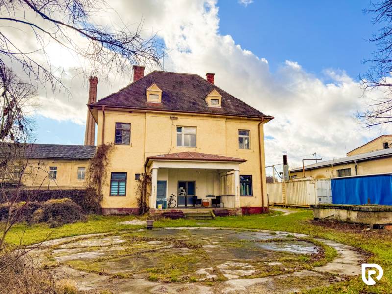 Családi ház Bobot községben, Bobot utcában, nagy udvarral, burkolt lépcsővel.