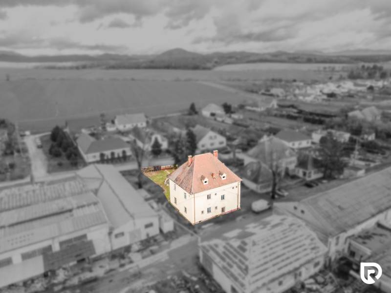 Családi ház Bobot községben, a Bobot utcán, körülvéve a környező épületekkel és tájjal.