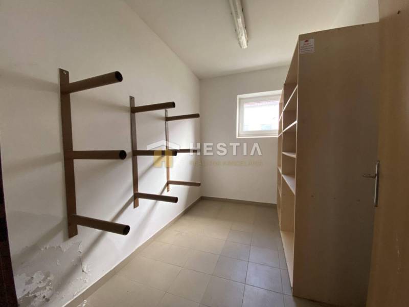 Tárolóhely függőleges fém polcokkal és polccal raktárakban és csarnokokban.