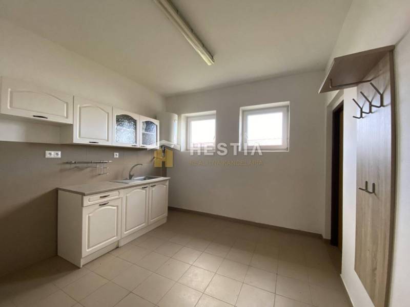 Konyhaszekrény fogassal a helyiségben, raktárak és csarnokok.