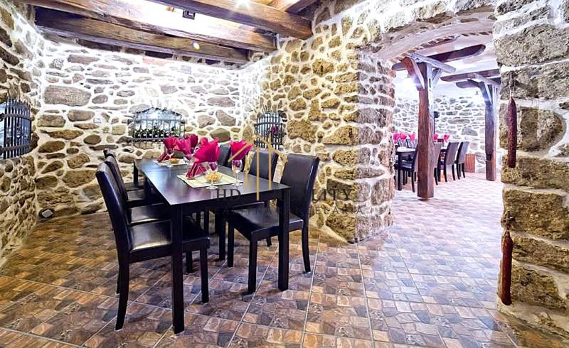 Kőfalak és fa dekorációjú padló a vendéglátóipari helyiségekben.