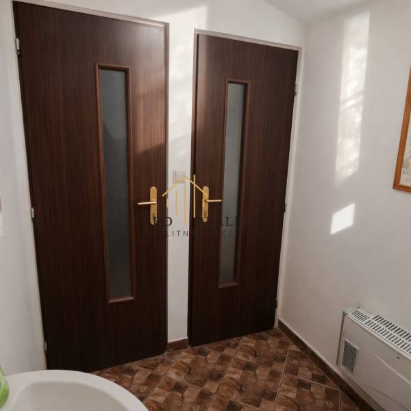 Belső tér két faajtóval és fa dekorom podlahával a vendéglátóipari helyiségekben.