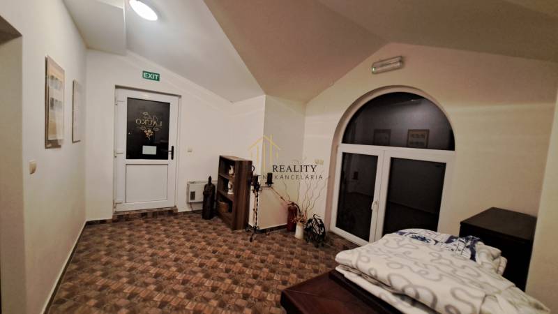 A gasztronómiai terek belső tere fa dekorációjú padlóval, ajtókkal és dekorációkkal.