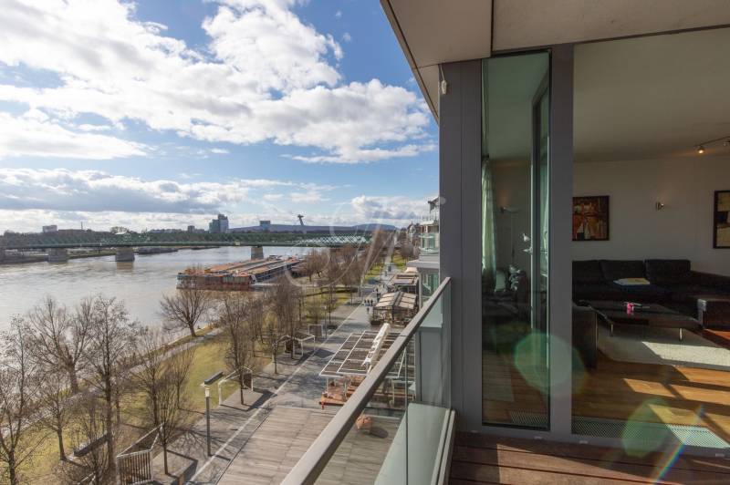 Erkély kilátással a Dunára és a sétányra Pozsonyban.