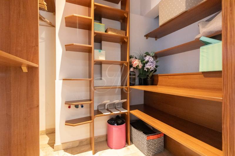 Skladhelyiség polcokkal és dekorációval egy kétszobás lakásban.