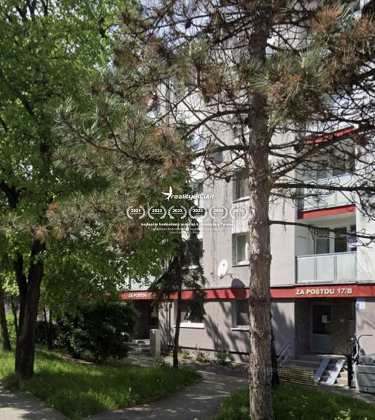 Lakóház külső része zöldterülettel, ideális 2 szobás lakás Hlohovecben.