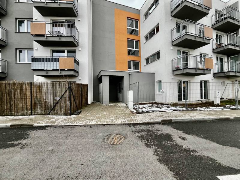 Fehértemplomban található erkélyes társasház, amely alkalmas kétszobás lakásra.