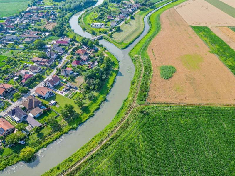 Folyó, amely a Feketevíz mezőgazdasági és erdészeti területei mellett folyik, a falu mellett.