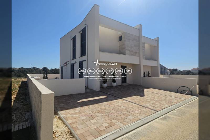 Családi ház a Mulo utcában, Vrsi városában, tágas terasszal és kerttel.