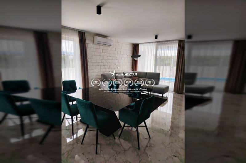 Ebédlő egy családi házban márványpadlóval, étkezőasztallal és szürke kanapéval.