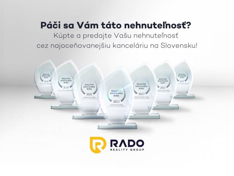 RADO Reality Group ingatlaniroda díjai feliratokkal és logóval a háttérben.