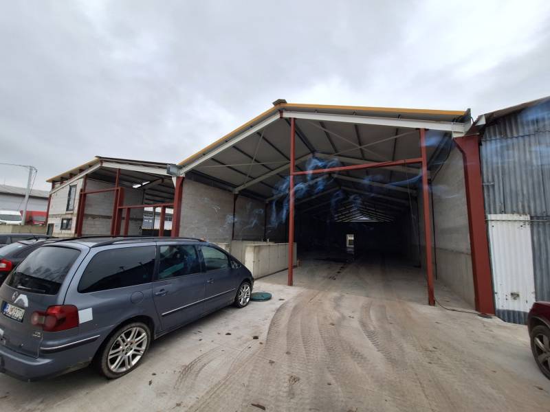 Raktárak és csarnokok a Strojnícka utcában, Eperjesen, parkoló járművekkel a bejárat előtt.