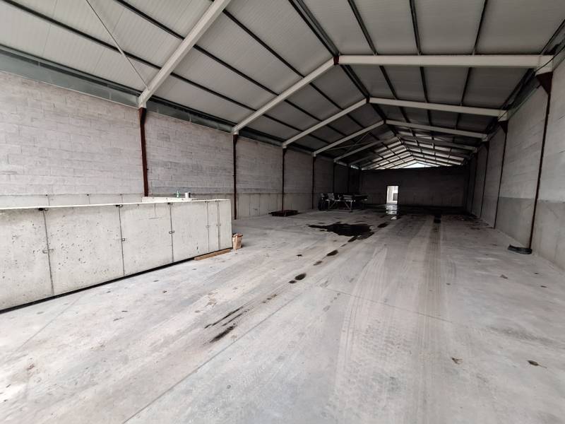 A raktárak és csarnokok belsejében betonfalak és tetőszerkezet található.