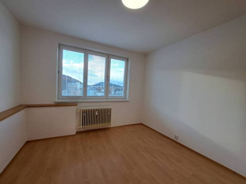 Egy négy szobás lakás szobája fa dekoros padlóval és nagy ablakkal.