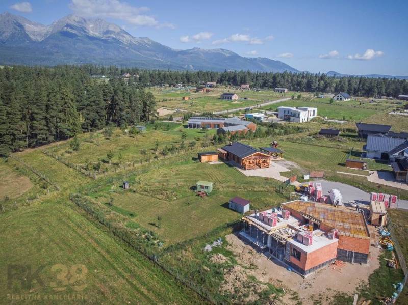 Telkek - lakóövezet Mlynicában hegyekre néző kilátással és természetben épülő házakkal.
