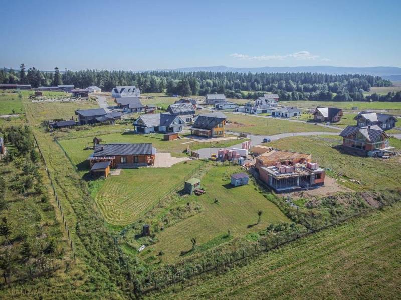 Kilátás a fejlődő területre és házakra Mlynicánál a lakóterületek számára.