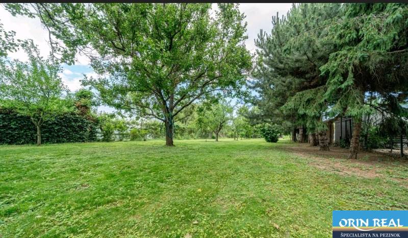 Zöldterület és fák a Bernolákovo-i lakótelek telkén az Okružná utcában.