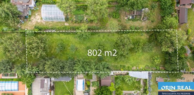 Légi felvétel egy 802 m²-es telekről Bernolákovóban, az Okružná utcán.